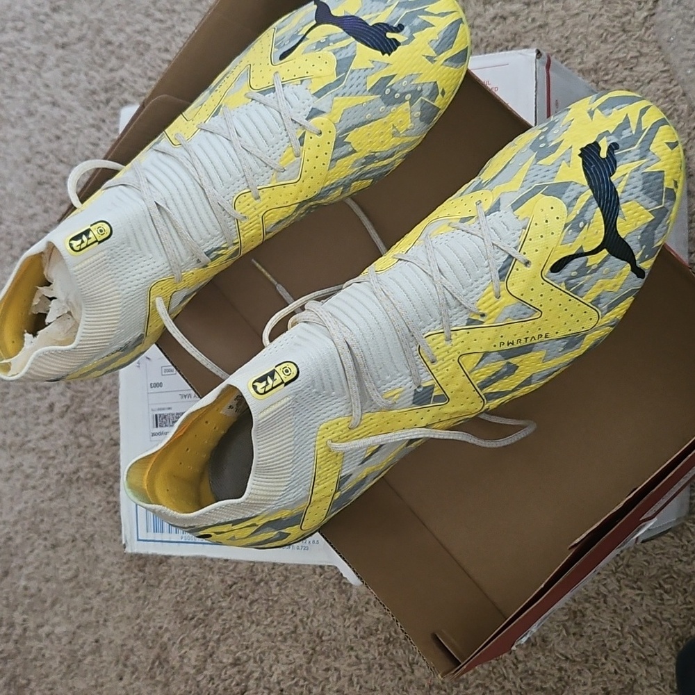 Soccer PUMA Future Ultimate SG Voltage Yellow and Gray Cleats - Picture 3 of 5